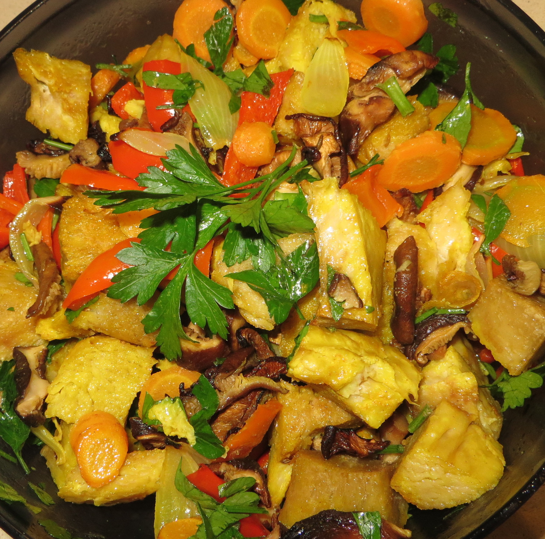 Prato de seitan grelhado com shiitake, pimento e cenoura.