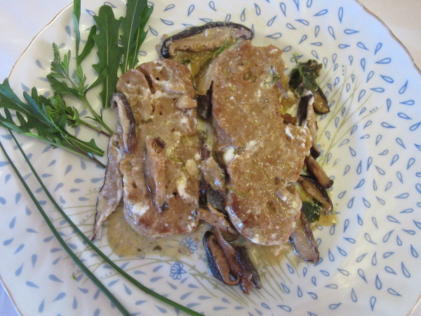 Bifes de seitan com cogumelos shiitake no prato