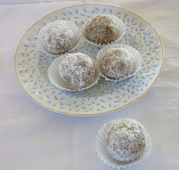 Trufas nevadas no prato.