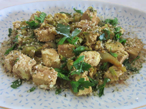 Tofu salteado com sementes de cnhamo, salsa, gengibre e levedura de cerveja.