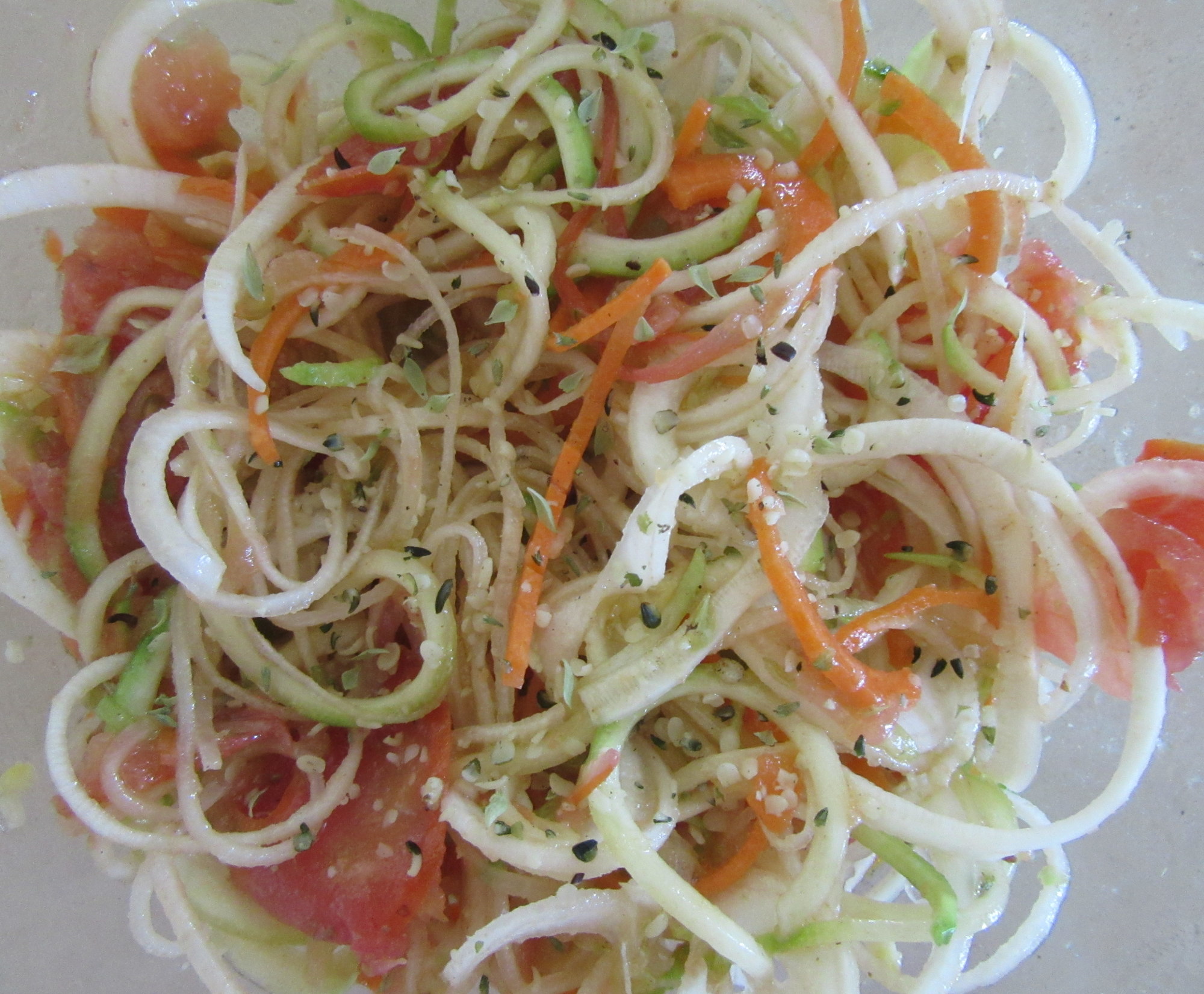 Salada composta por legumes cortados em forma de espiral.