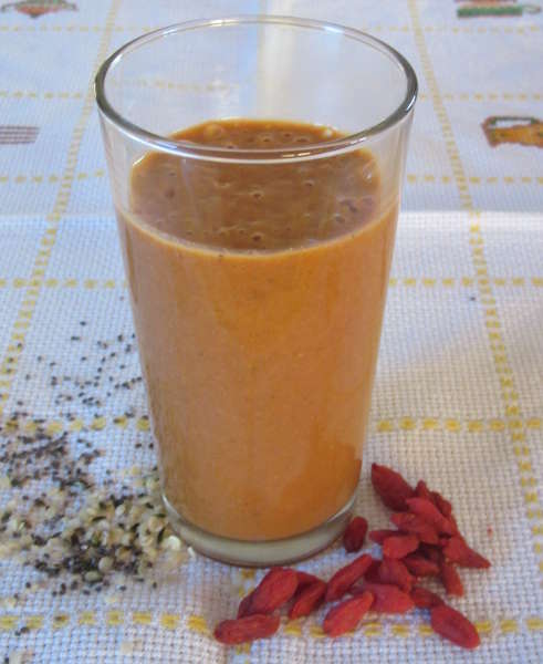 Copo com batido energtico de banana, sementes de chia, bagas goji e sementes de cnhamo.