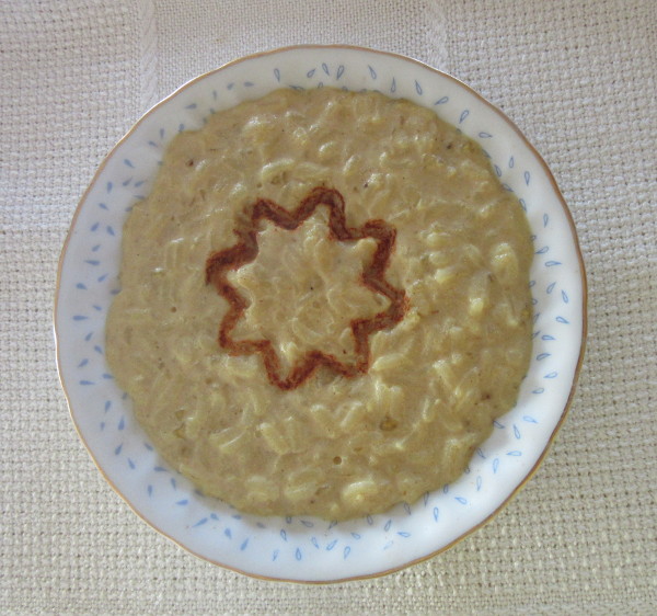 Prato com arroz doce, sem lacticnios nem ovos, adoado apenas com tmaras.