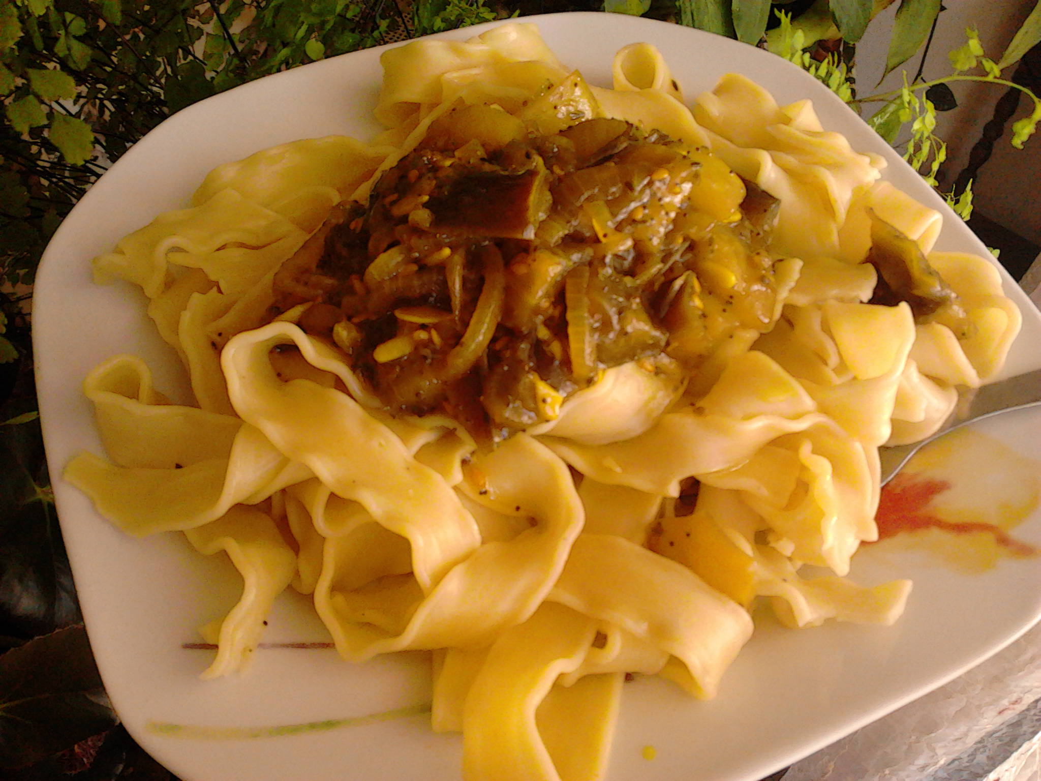 Tagliatelle com legumes no prato