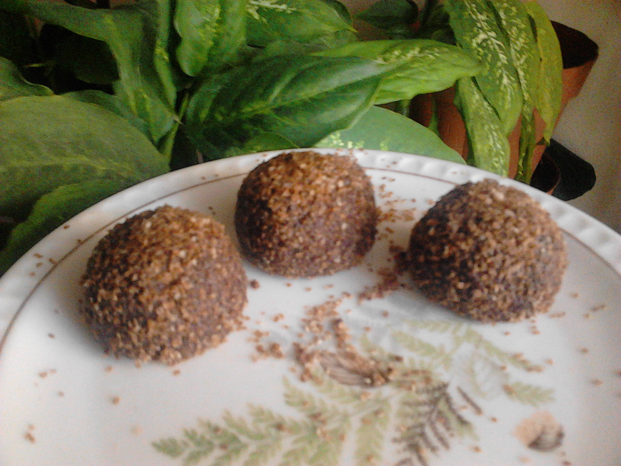 Bombons de pasta de licor de cacau e teff no prato