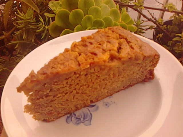 Fatia de bolo de batata doce, teff e pra