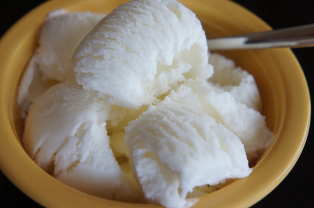 Taça de gelado de natas e coco