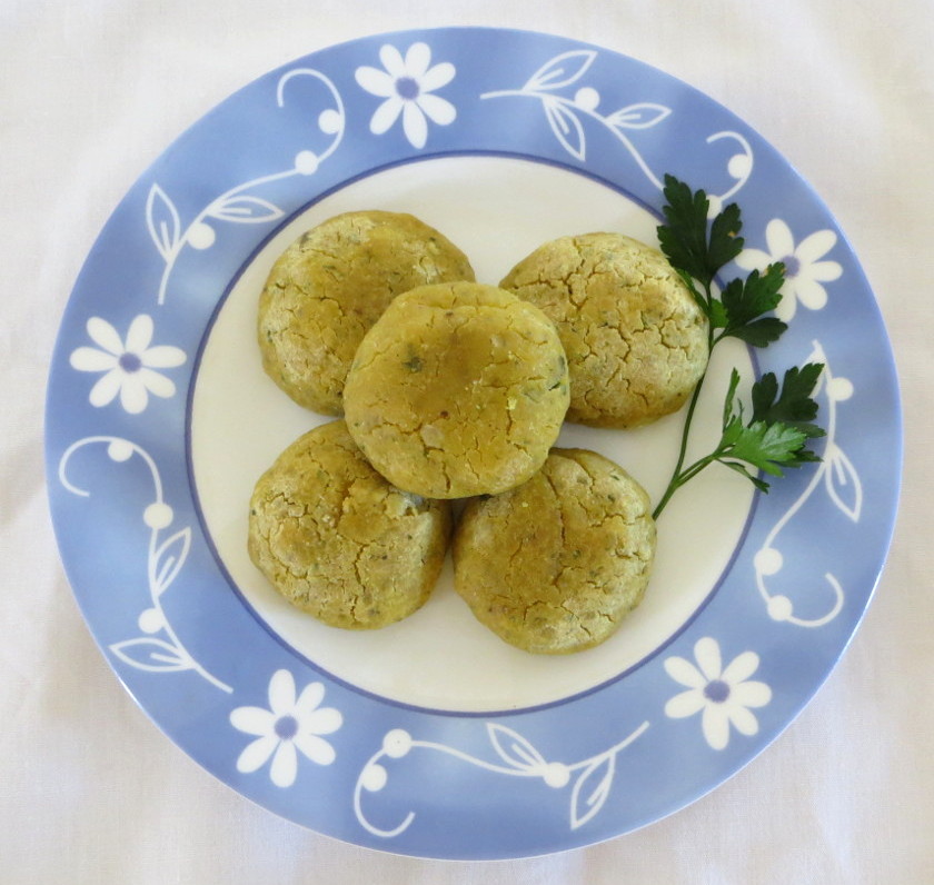 Prato com bolinhos de okara e sementes de chia 