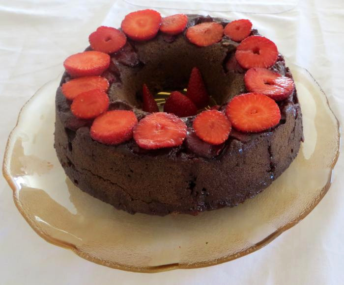 Prato com bolo de cacau e morangos.