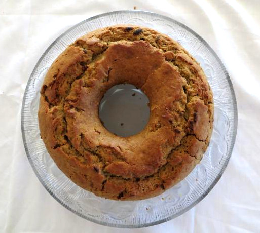 Prato com Bolo de bagas goji e laranja