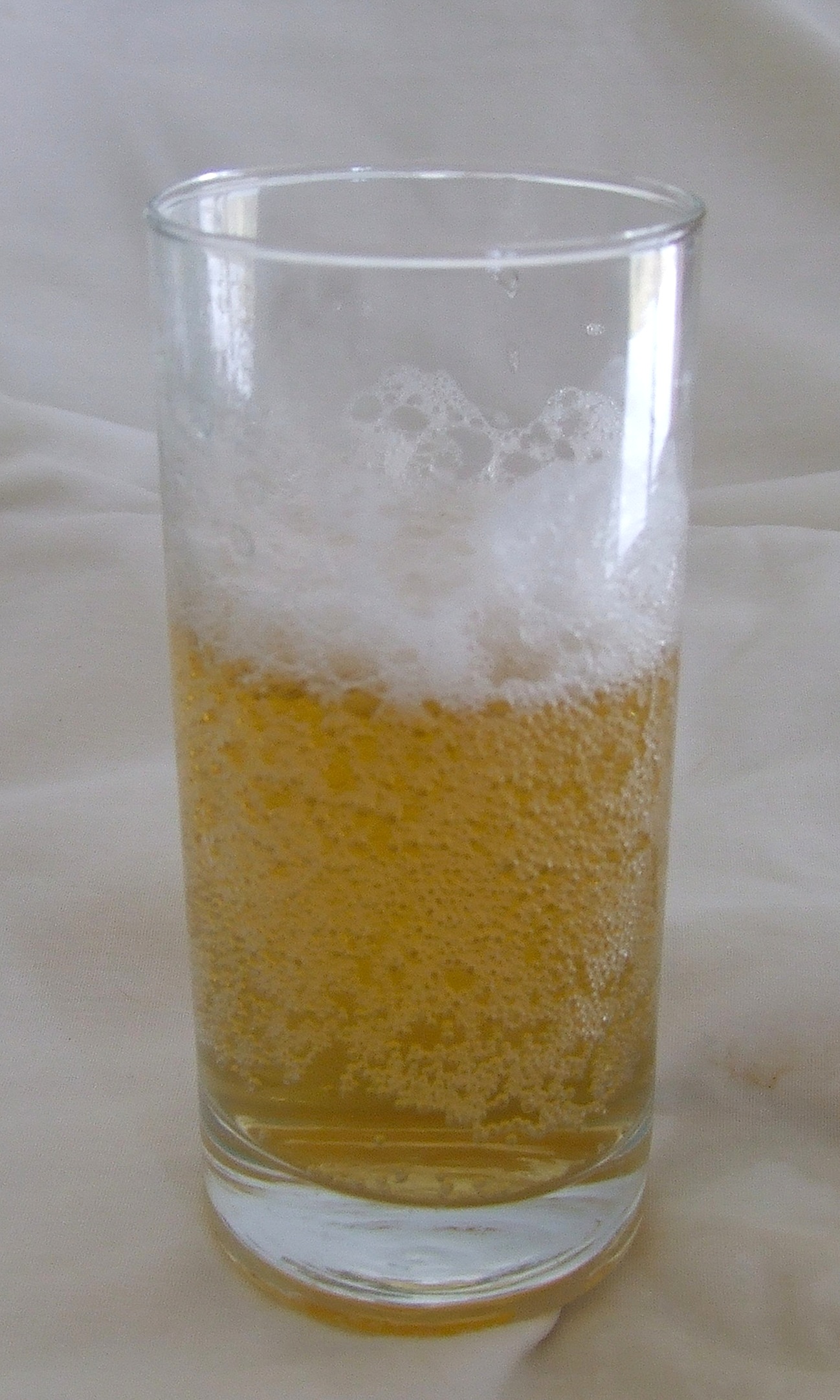 Copo com Kombuchua, uma bebida probiótica