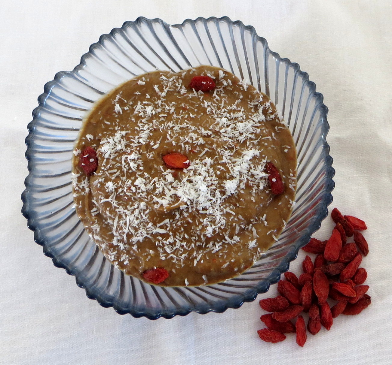 Taa com mousse de bagas gojis e cacau 