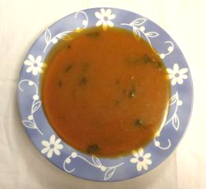 Prato de sopa de legumes e amaranto
